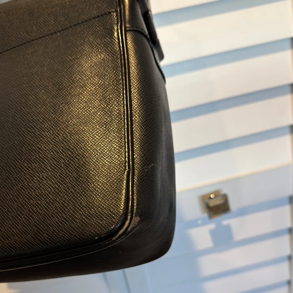 Louis Vuitton Authentic Taiga Yaranga Leather Vintage Bag with Adjustable Strap.